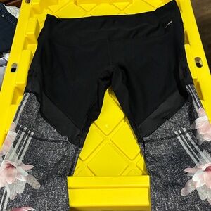 Black and Gray floral printed women’s leggings